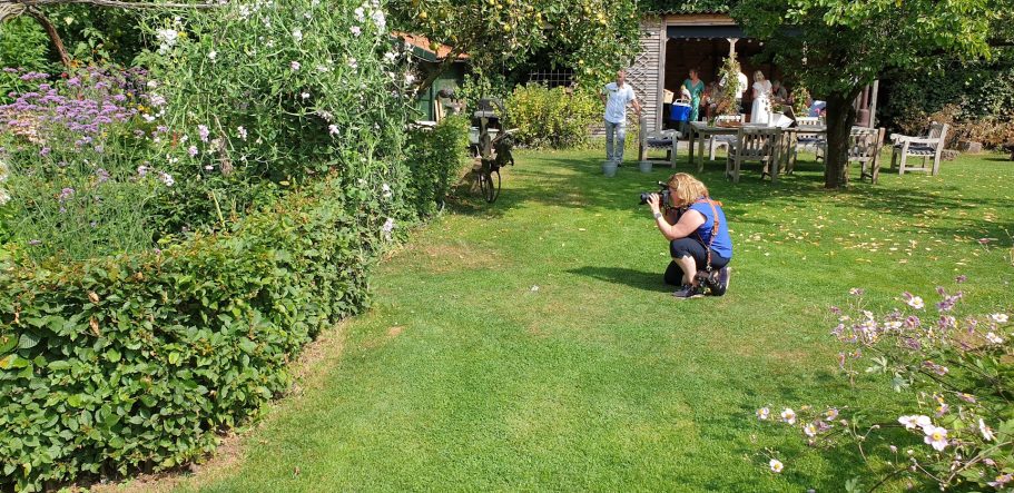 trouwfoto´s in de tuin pluktuin de Kikvors