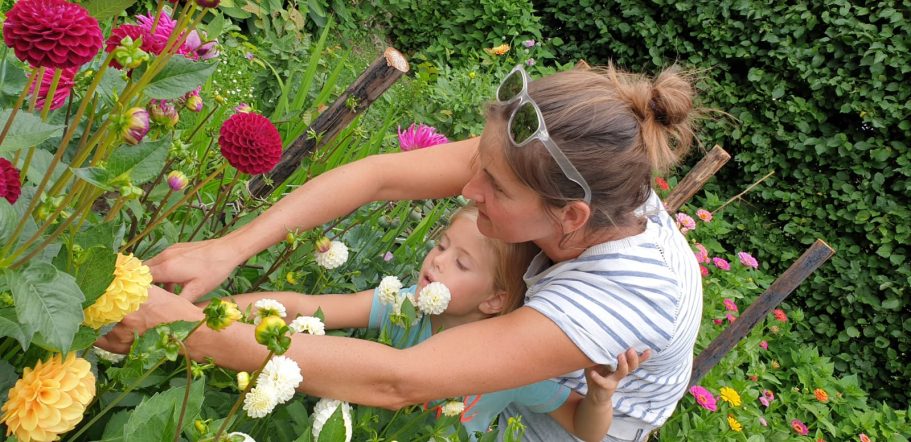 Gezellig met de kinderen bloemetjes plukken